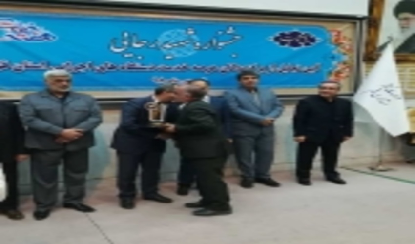 در آیین تجلیل از دستگاه‌های برگزیده؛ اداره‌ کل منابع طبیعی استان قم معرفی شد