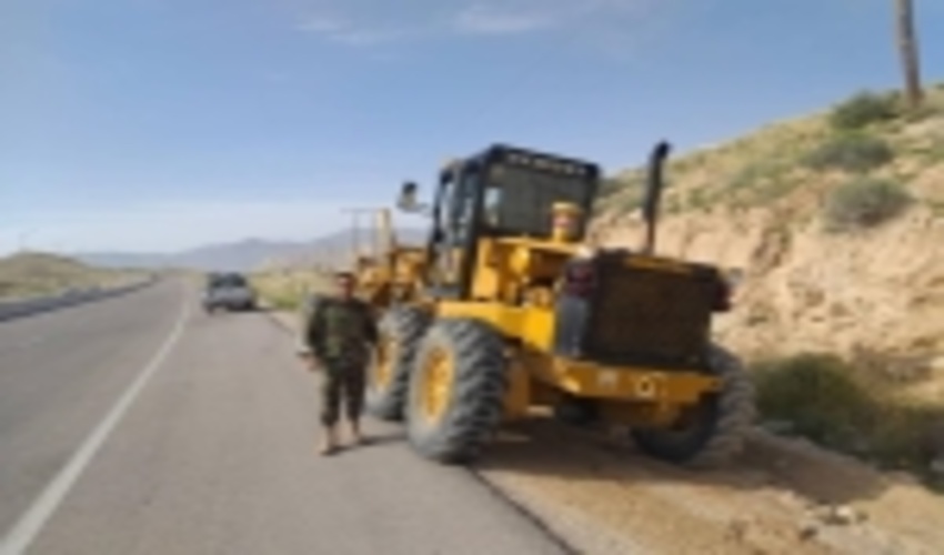 پاکسازی حاشیه جاده ها در راستای پیشگیری از حریق در عرصه های منابع طبیعی لارستان