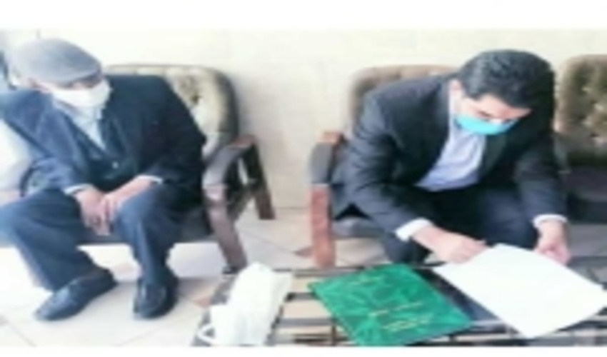 واگذاری اسناد طرح مرتعداری به نماینده مرتعداران میثم آباد شهرستان عنبرآباد