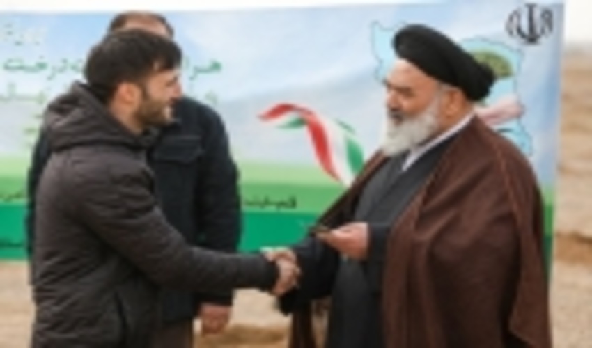 قم/ قهرمان کاراته جهان همزمان با پویش ایران سرسبز همیار طبیعت شد