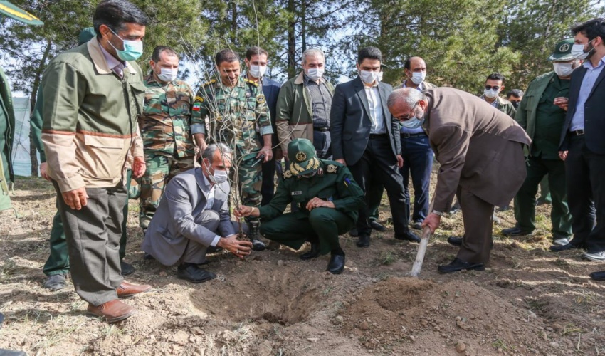 آغاز برنامه‌های هفته منابع طبیعی با کاشت نهال توسط استاندار در قم