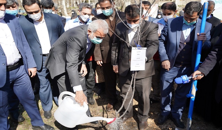 کاشت نهال توسط وزیر آموزش و پرورش و رییس سازمان منابع طبیعی در اردوگاه شهید باهنر