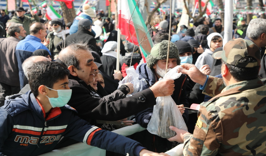 گزارش تصویری/توزیع 5 هزار نهال در مراسم راهپیمایی 22 بهمن