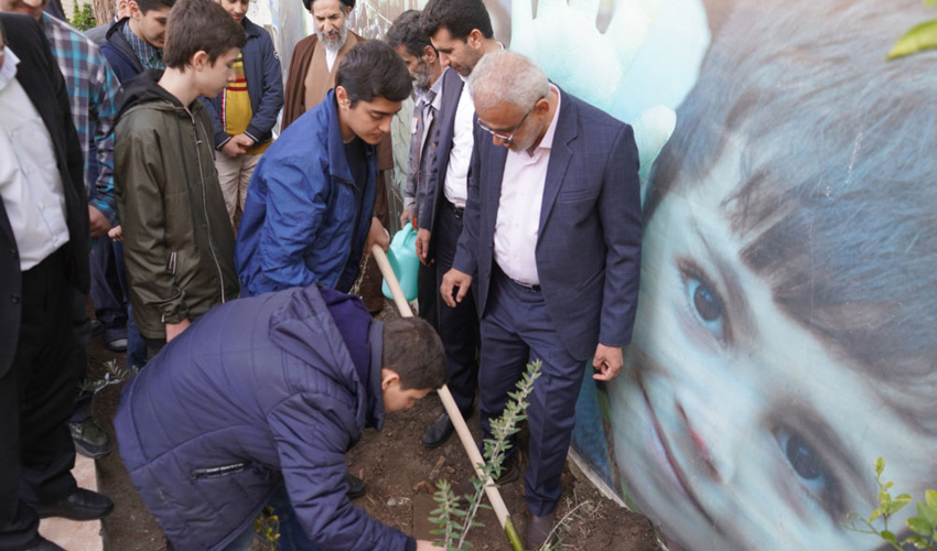 رییس سازمان منابع طبیعی با دانش آموزان درخت کاشت
