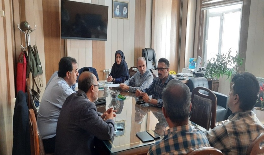 قزوین /جلسه مشترک منابع طبیعی و محیط زیست با هدف مبارزه با آفت پروانه دم قهوه ای