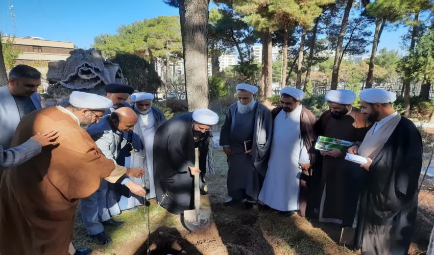 کاشت نهال توسط روحانیون حوزه نمایندگی ولی فقیه در منابع طبیعی اصفهان 