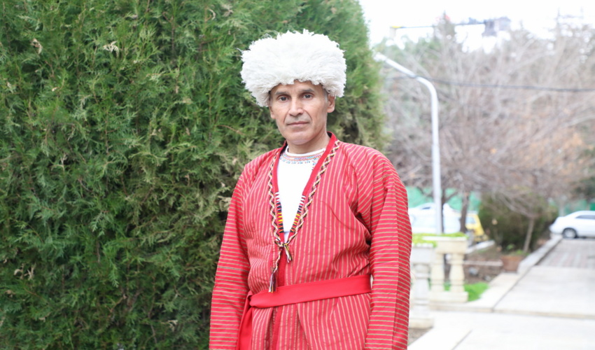 مردی که فعل درختکاری با دانش آموزان را بخوبی صرف کرد!  