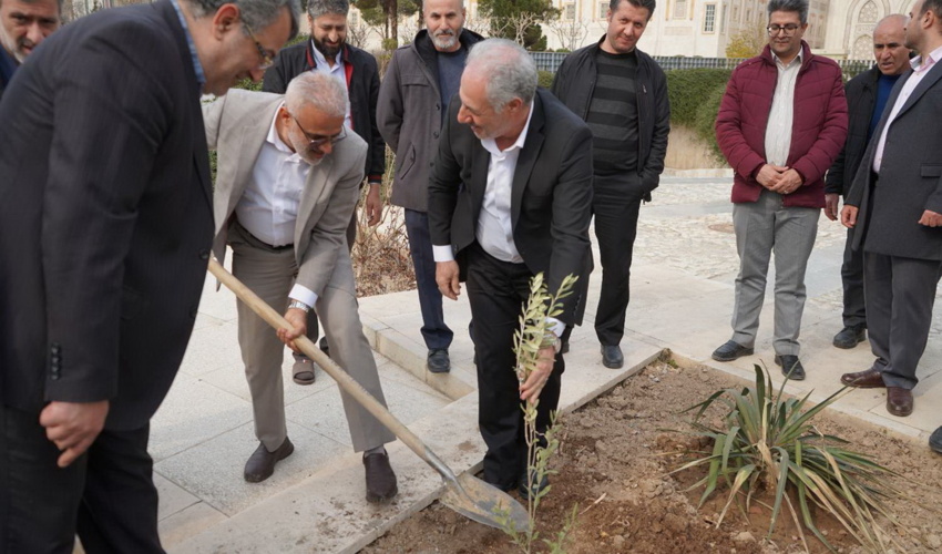 کاشت نهال توسط رئیس و کارکنان سازمان منابع طبیعی در حرم امام راحل