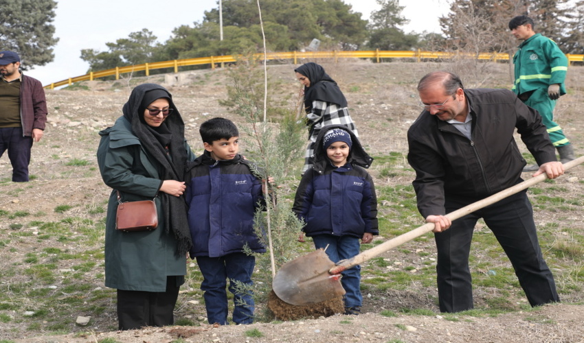 گزارش تصویری/ مراسم درختکاری خانوادگی در سومین روز از هفته منابع طبیعی؛ روز خانواده و همیار طبیعت