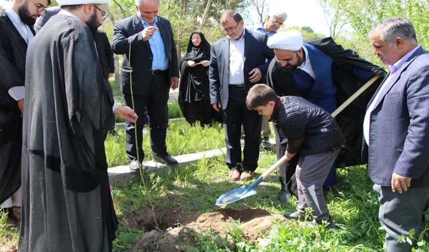 کاشت نهال با فرزند شهید مدافع سلامت در هفته سلامت