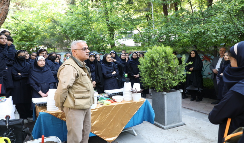 گزارش تصویری/ آموزش و بازدید دانش آموزان از سازمان منابع طبیعی 