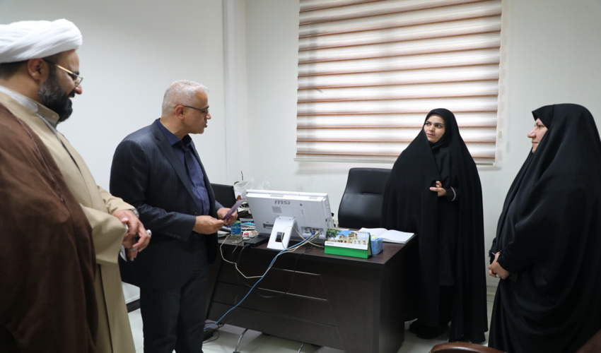 گزارش تصویری/ تکریم همکاران دختر شاغل در ستاد توسط رئیس سازمان منابع طبیعی 