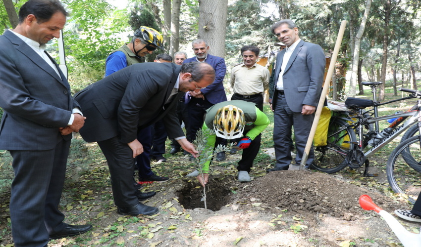 گزارش تصویری/ کاشت نهال توسط دوچرخه سوار همیار طبیعت و سفیر طرح مردمی کاشت یک میلیارد درخت