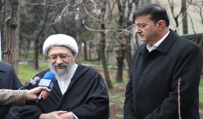 رییس مجمع تشخیص مصلحت نظام ضمن حضور در سازمان منابع طبیعی و آبخیزداری کشور و عرض خسته نباشید به پرسنل سازمان، نسبت به کاشت نهال اقدام کرد.